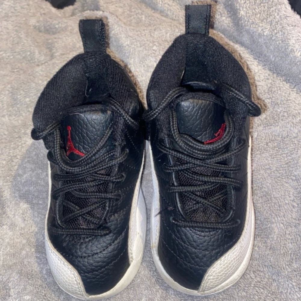 Jordan 12 size 7c black and white